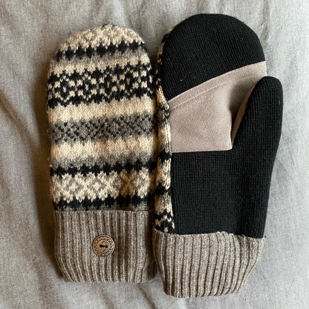 Women’s handmade wool mittens